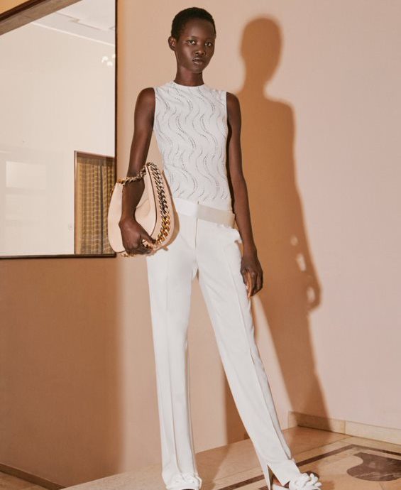 Fashion - Modella di colore con borsa Frayme, nuovo modello per A/I 2022 di Stella McCartney - Courtesy Stella McCarteny