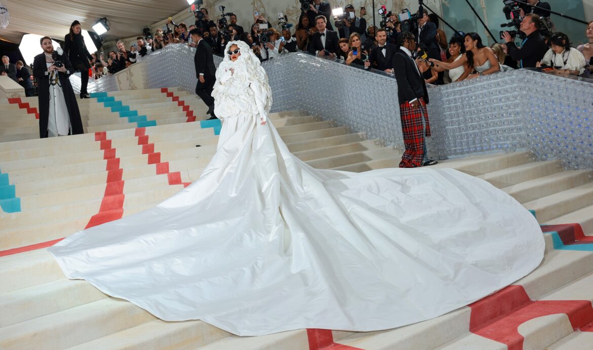 met gala - Rihanna in Valentino 2023