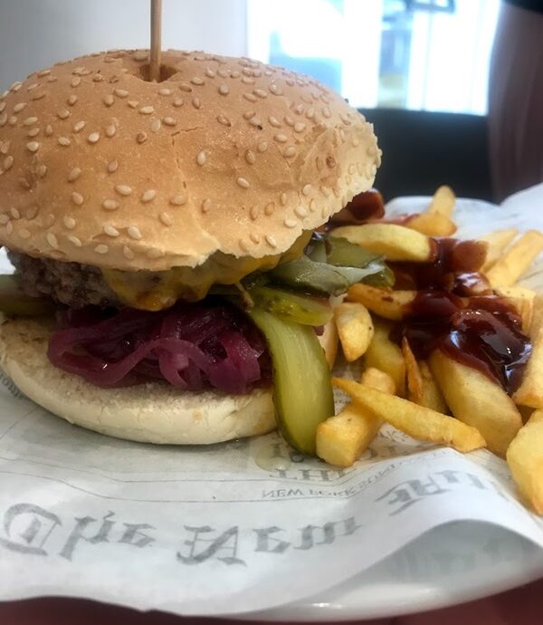 HAMBURGER DI CARNE CON CETRIOLINI E PATATE FRITTE