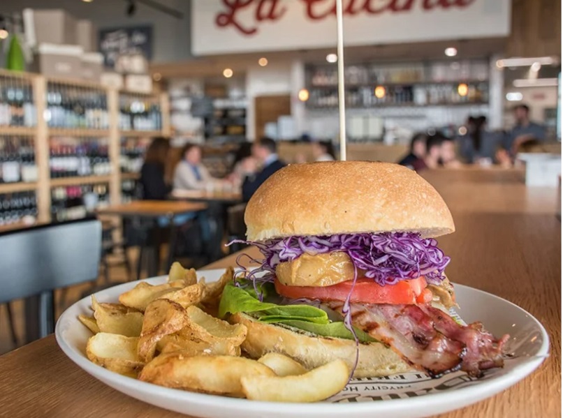 HAMBURGER DI CARNE E PATATINE FRITTE
