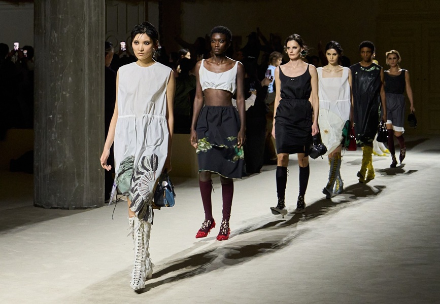 Moda FW 26: La nuova Femminilità tra Rigore e Seduzione