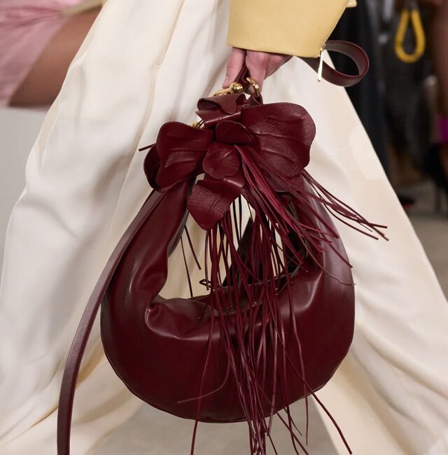 Borse SS26: i trend imperdibili tra geometrie e volumi maxi